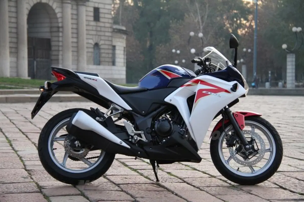 Honda CBR 250R VS Kawasaki Ninja 250R (24)