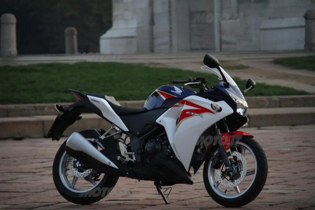 Honda CBR 250R VS Kawasaki Ninja 250R (25)