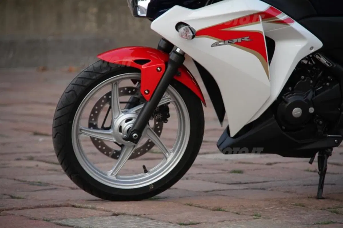 Honda CBR 250R VS Kawasaki Ninja 250R (27)