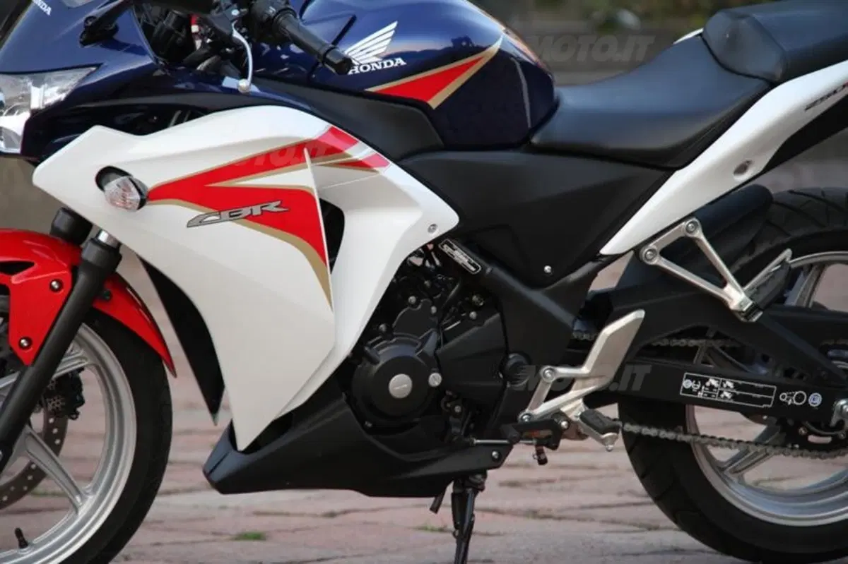 Honda CBR 250R VS Kawasaki Ninja 250R (28)