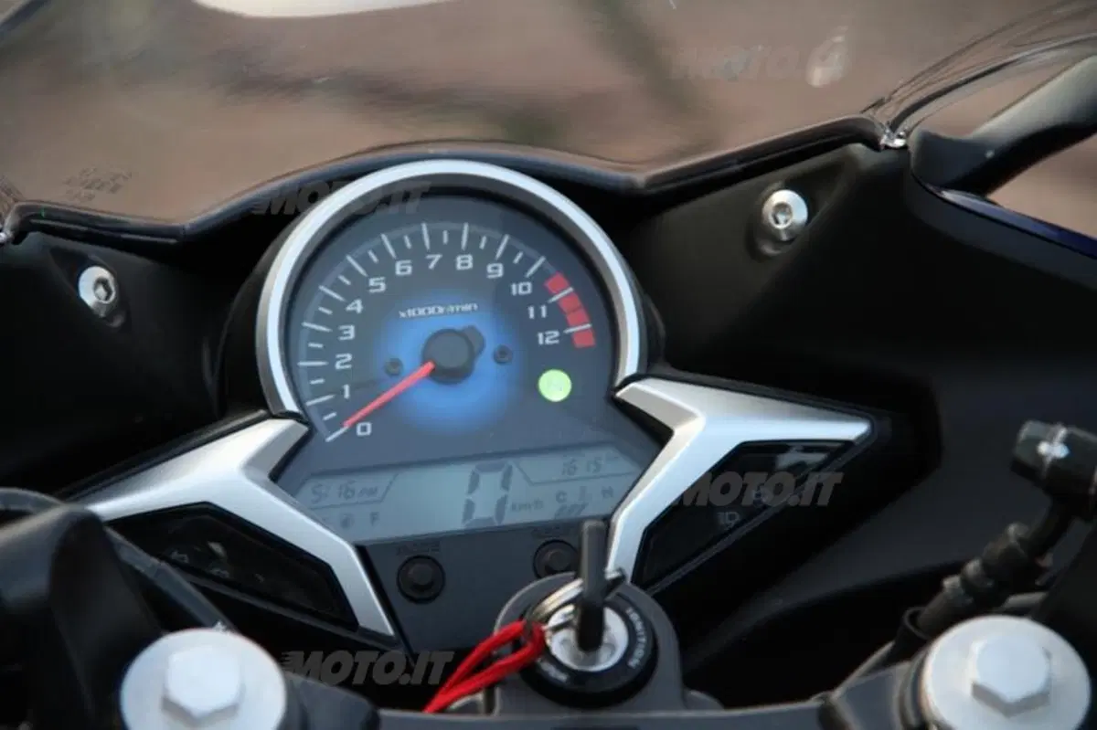 Honda CBR 250R VS Kawasaki Ninja 250R (32)