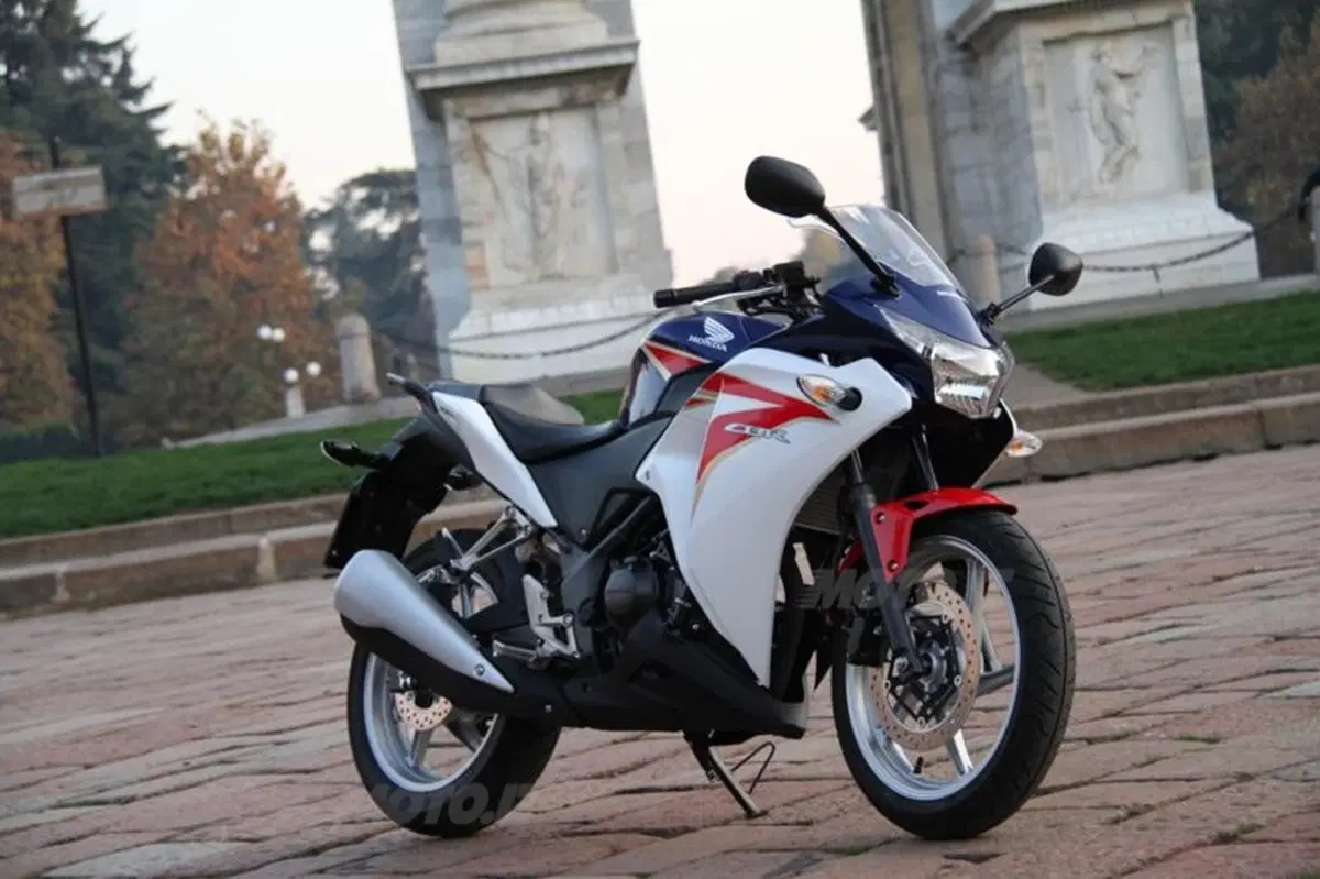 Honda CBR 250R VS Kawasaki Ninja 250R (34)