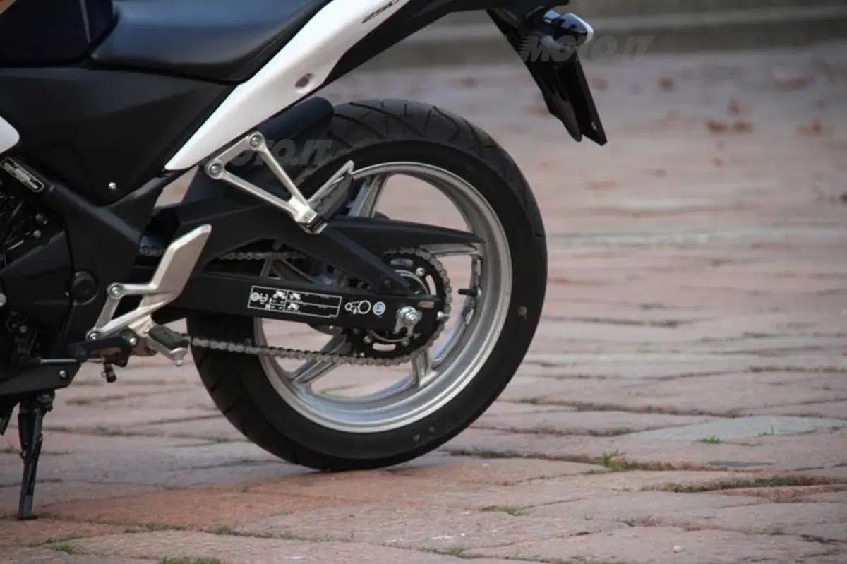 Honda CBR 250R VS Kawasaki Ninja 250R (35)
