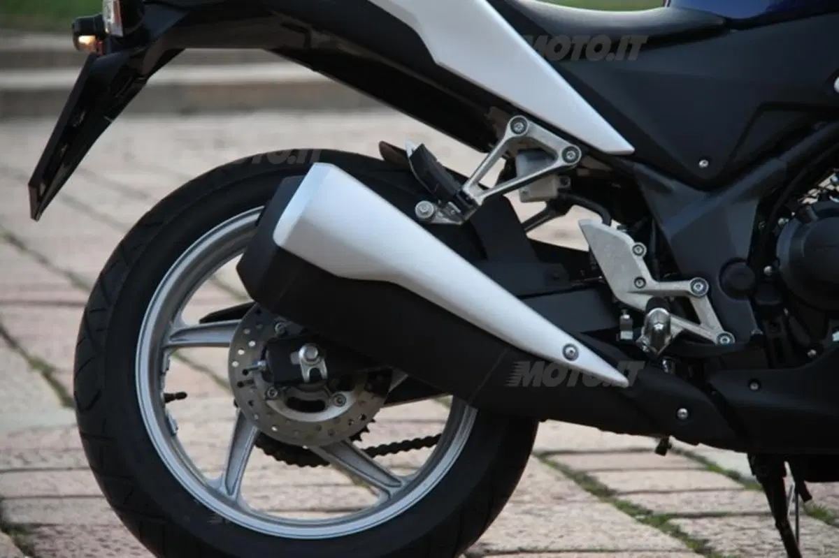 Honda CBR 250R VS Kawasaki Ninja 250R (37)