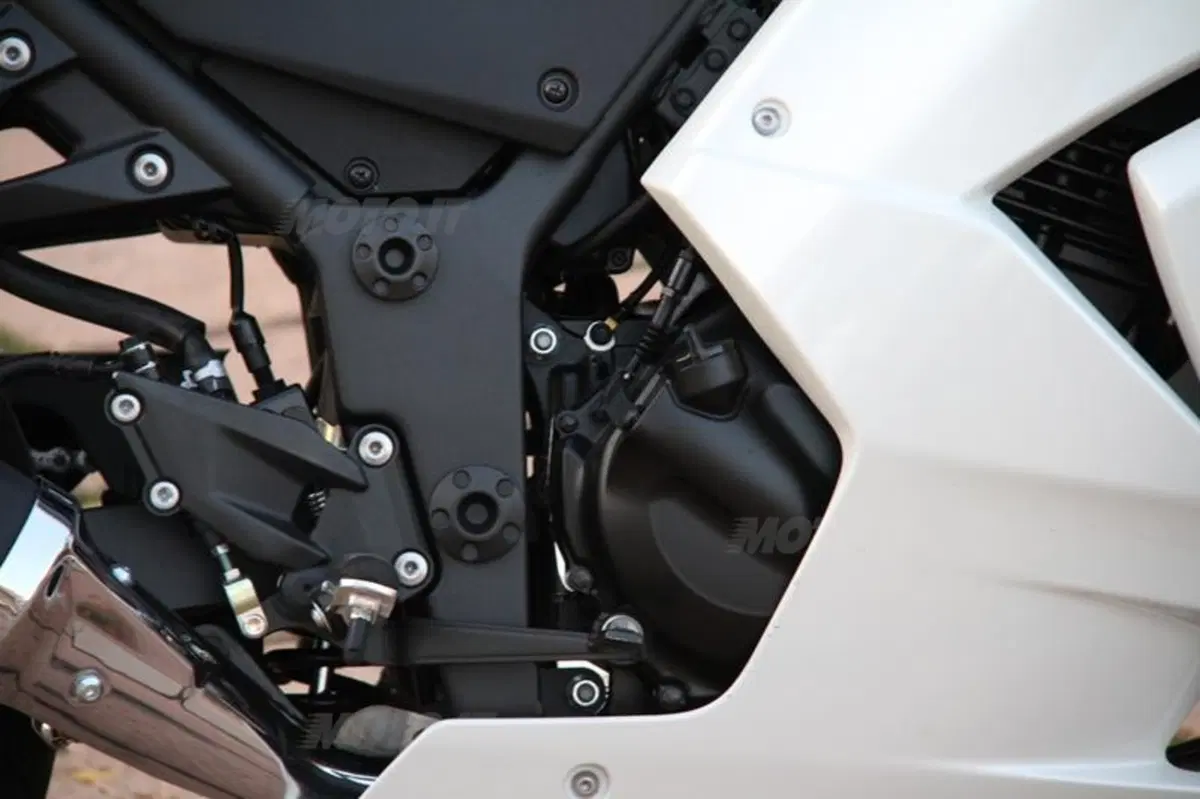 Honda CBR 250R VS Kawasaki Ninja 250R (43)