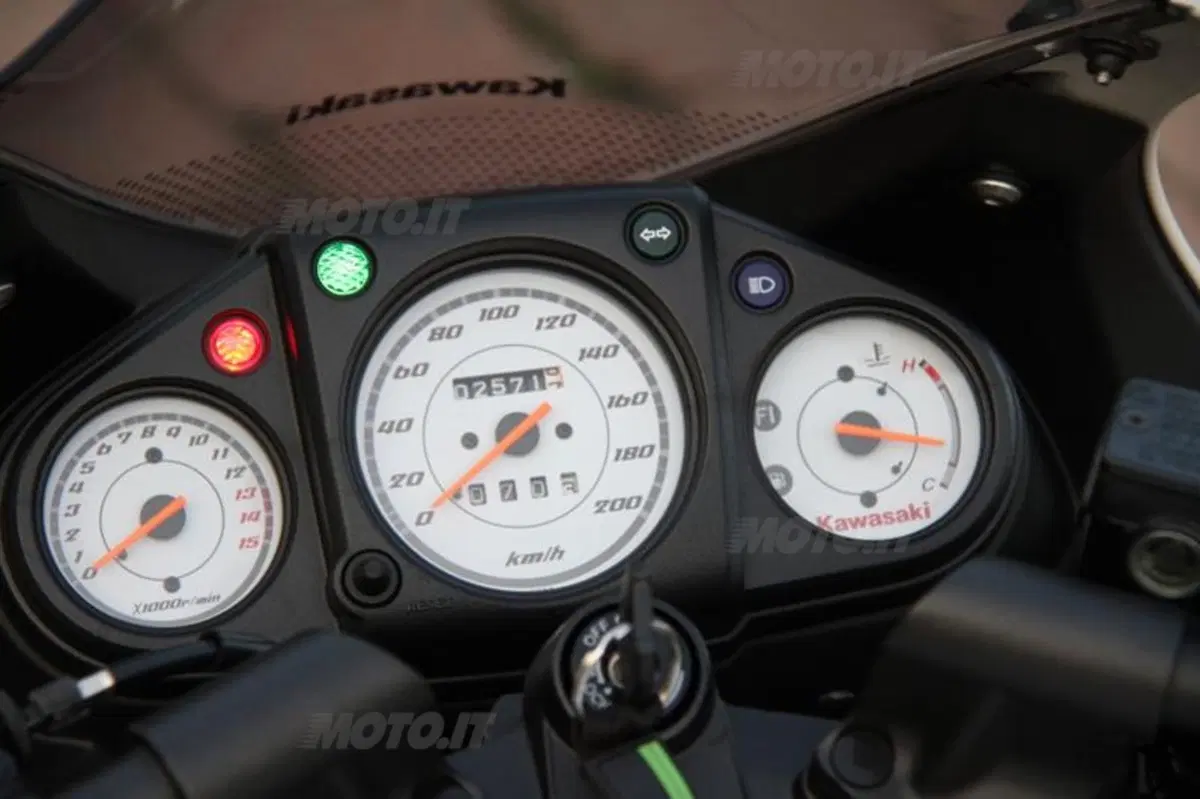 Honda CBR 250R VS Kawasaki Ninja 250R (45)