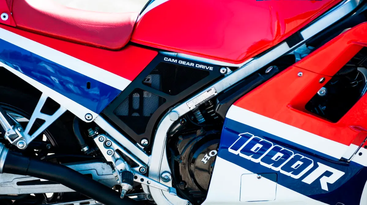 Honda VF1000R: una delle regine degli anni '80 all'asta (7)