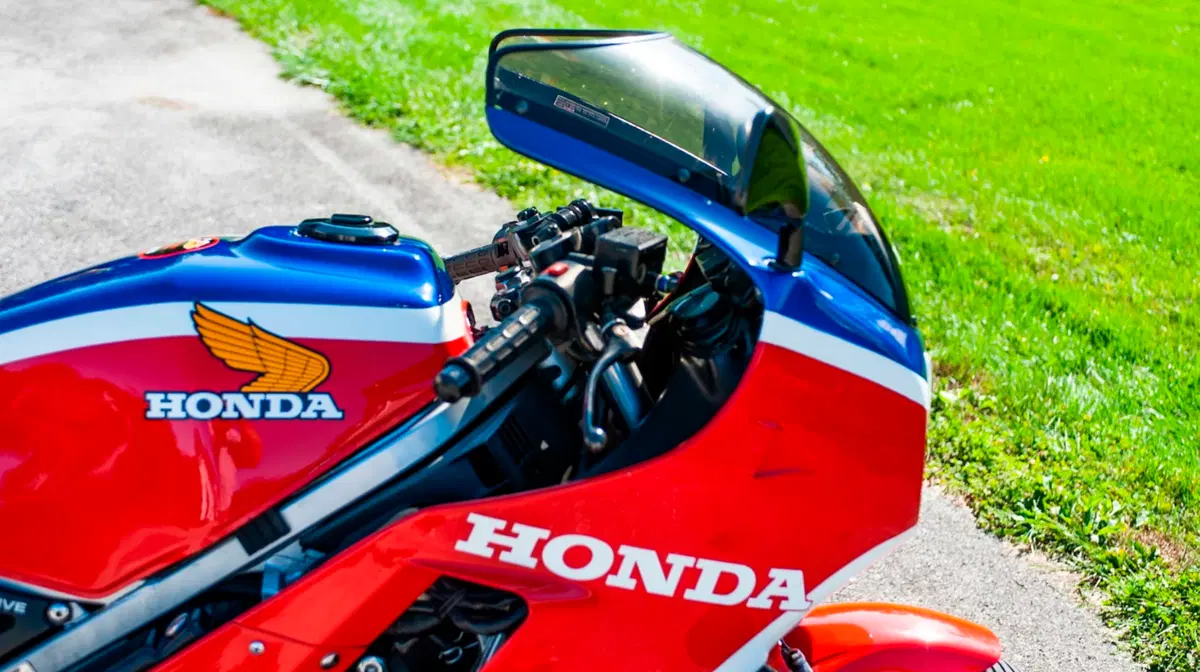 Honda VF1000R: una delle regine degli anni '80 all'asta (10)