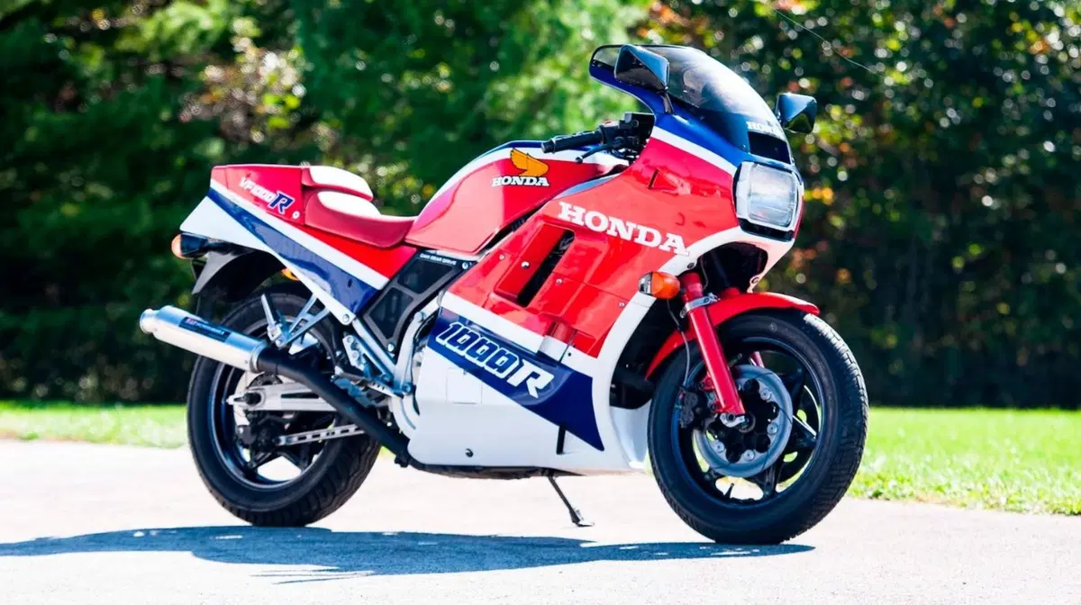 Honda VF1000R: una delle regine degli anni '80 all'asta (11)