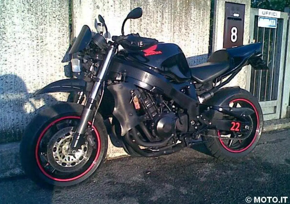 Le strane di Moto.it: "Honda CBR 900 RR"