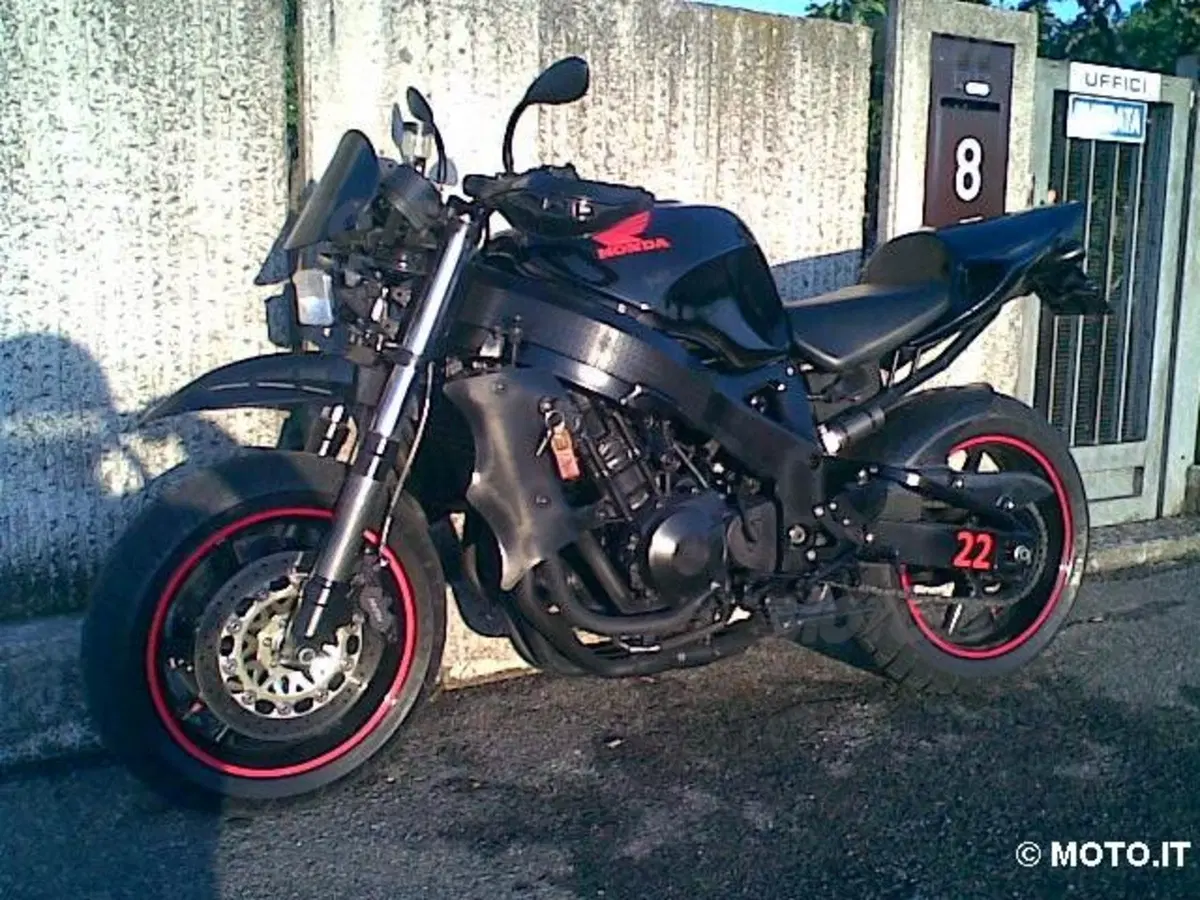 Le strane di Moto.it: "Honda CBR 900 RR" (3)