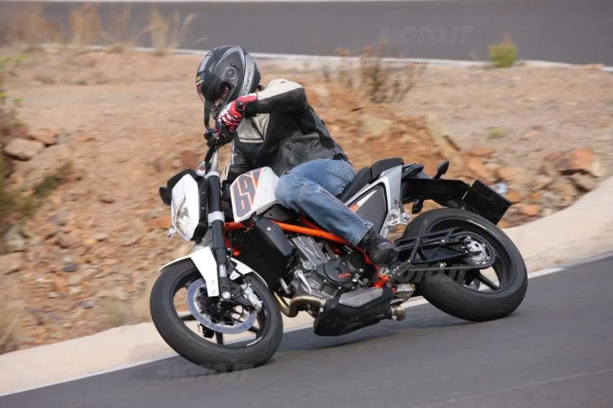 KTM Duke 690  (2)