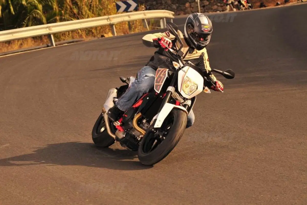 KTM Duke 690  (4)