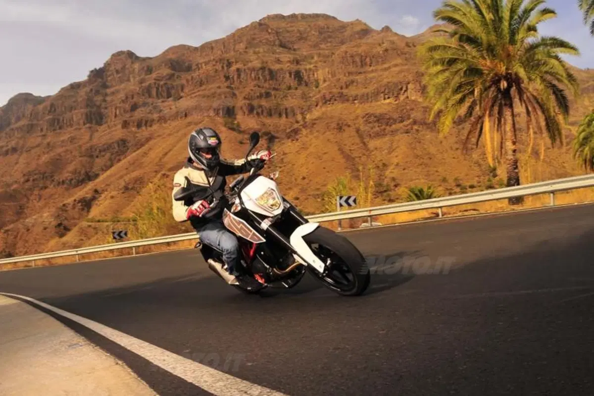 KTM Duke 690  (6)