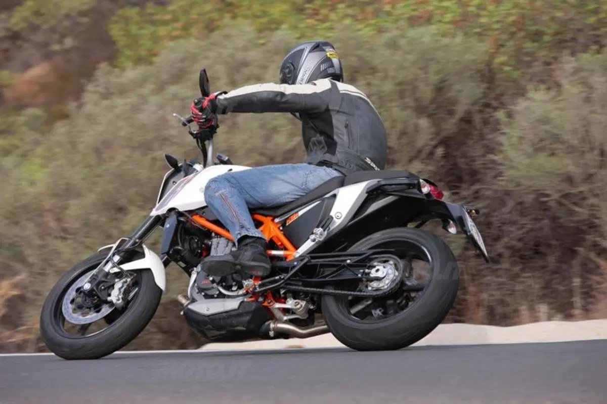 KTM Duke 690  (8)