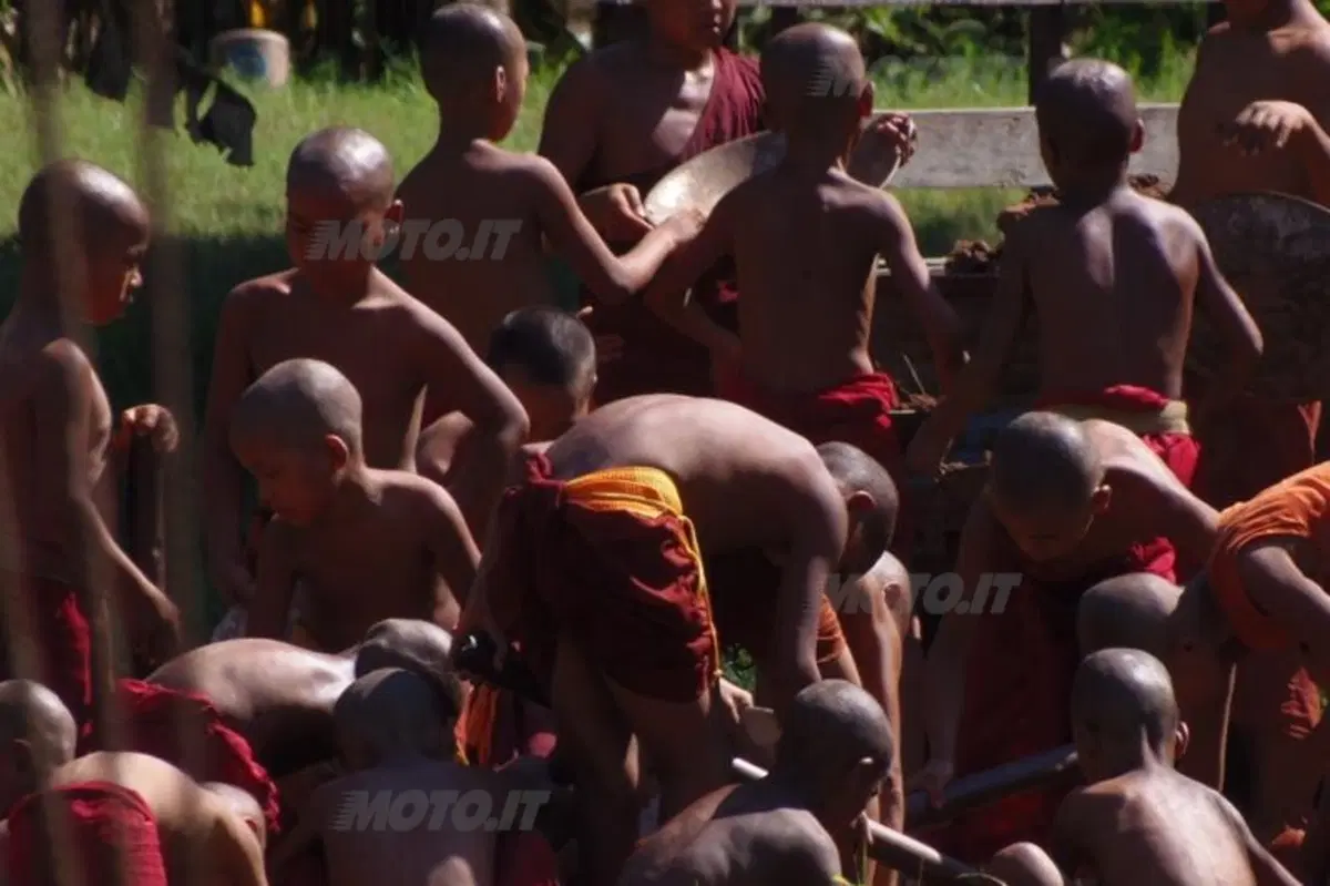 Viaggi: Myanmar. "Frenare col clacson" (8)