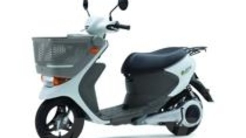 Suzuki e-Let&#039;s, lo scooter elettrico con batteria removibile