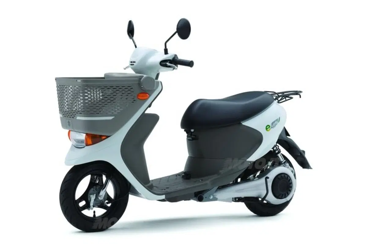 Suzuki e-Let's, lo scooter elettrico con batteria removibile (2)