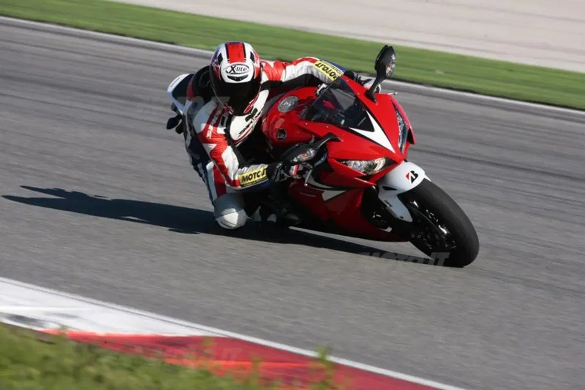 Honda CBR1000RR Fireblade 2012   (2)