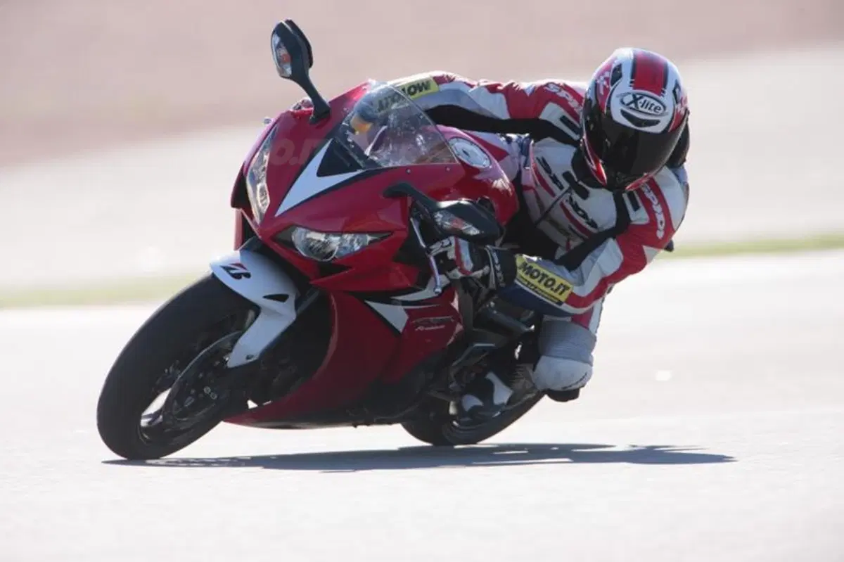 Honda CBR1000RR Fireblade 2012   (3)