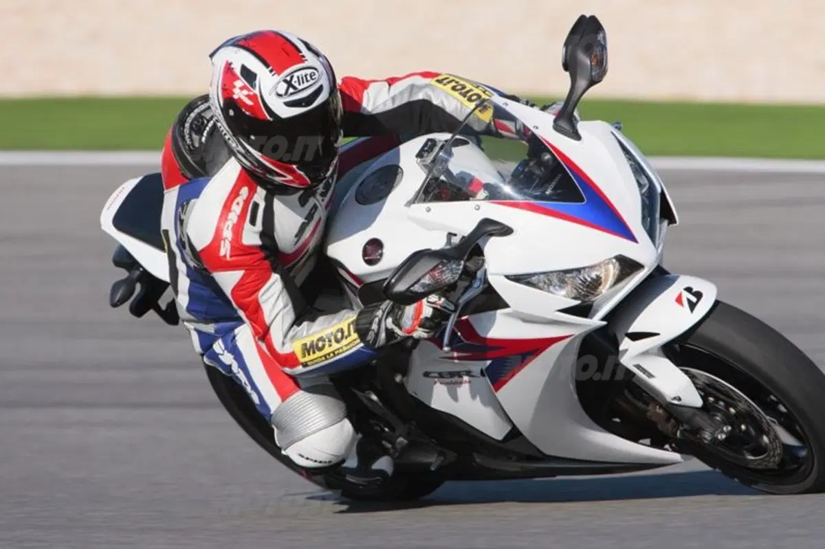 Honda CBR1000RR Fireblade 2012   (4)