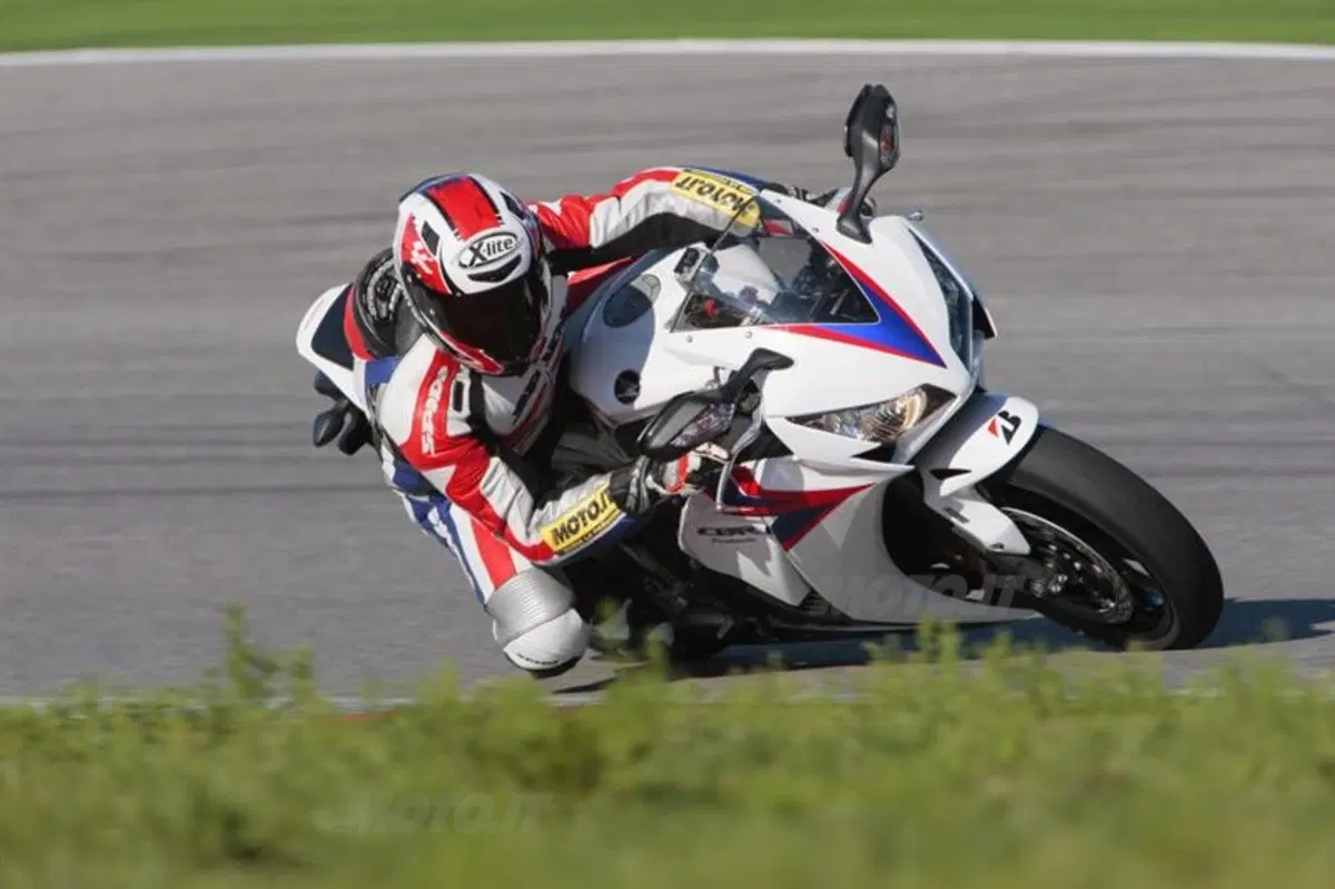 Honda CBR1000RR Fireblade 2012   (5)