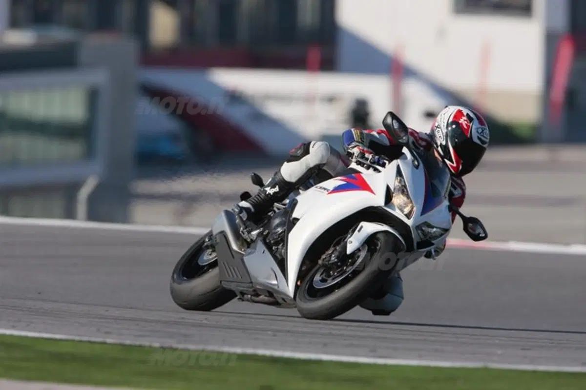 Honda CBR1000RR Fireblade 2012   (6)