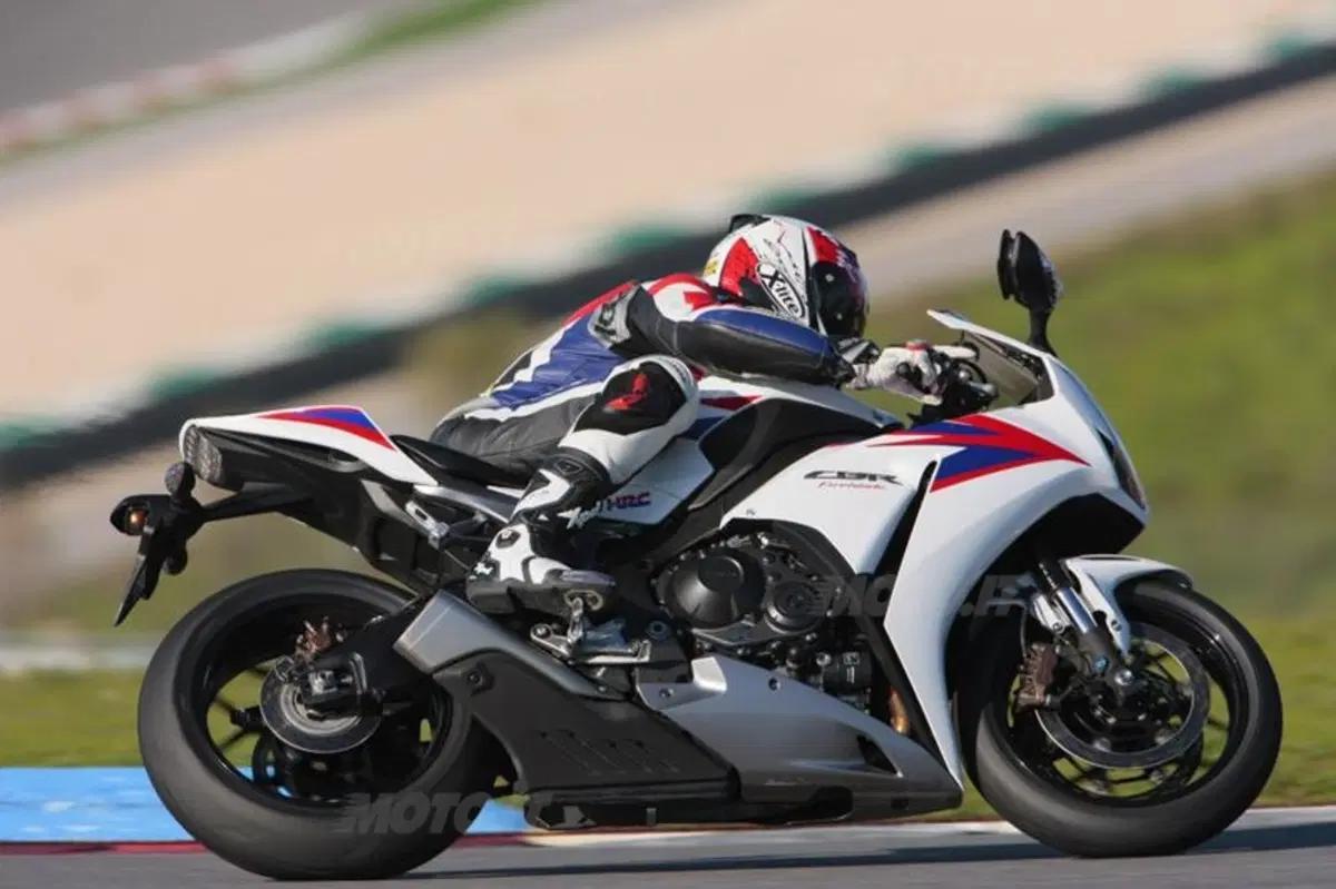 Honda CBR1000RR Fireblade 2012   (7)