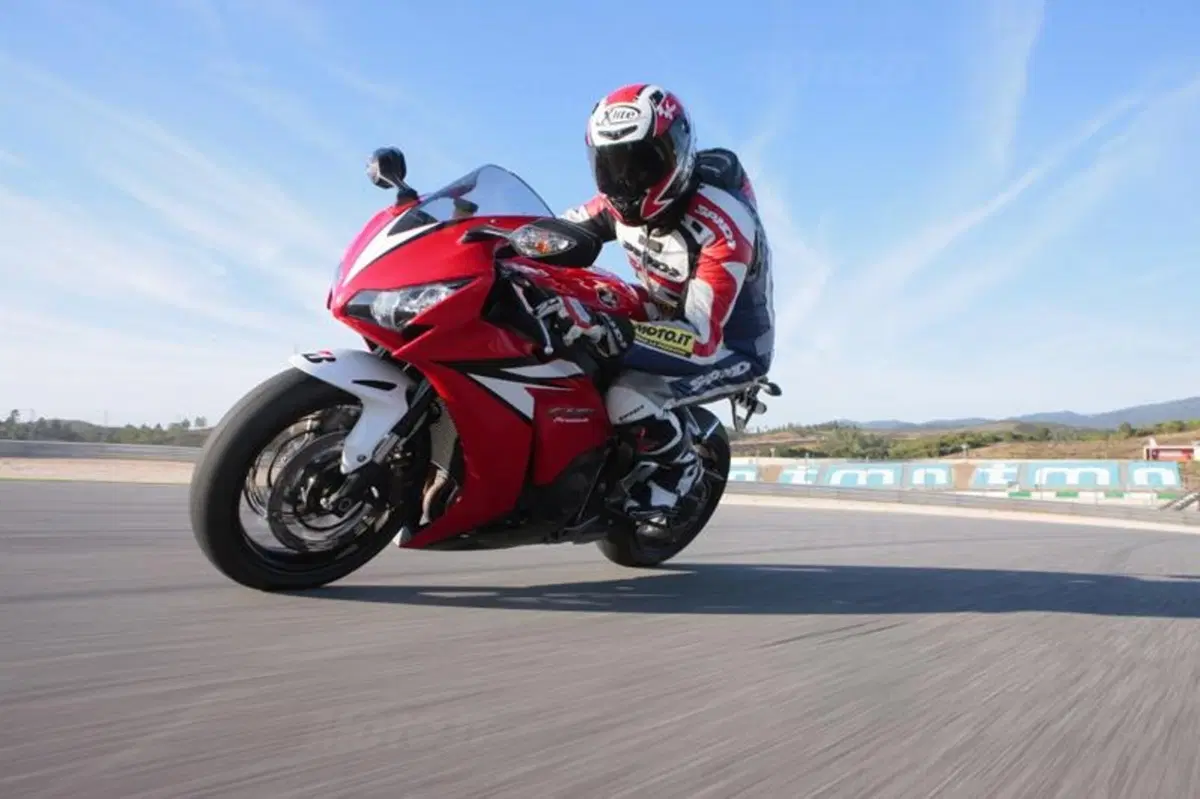 Honda CBR1000RR Fireblade 2012   (11)