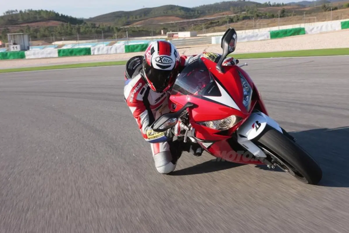 Honda CBR1000RR Fireblade 2012   (12)