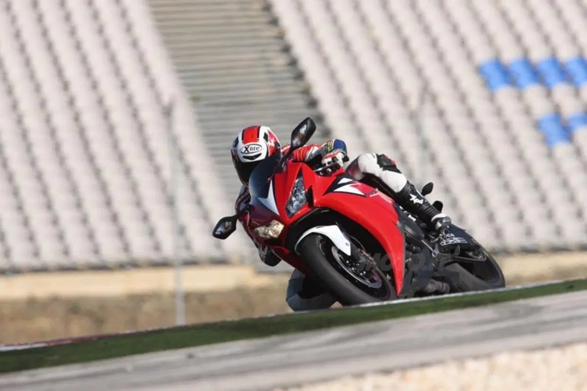 Honda CBR1000RR Fireblade 2012   (13)
