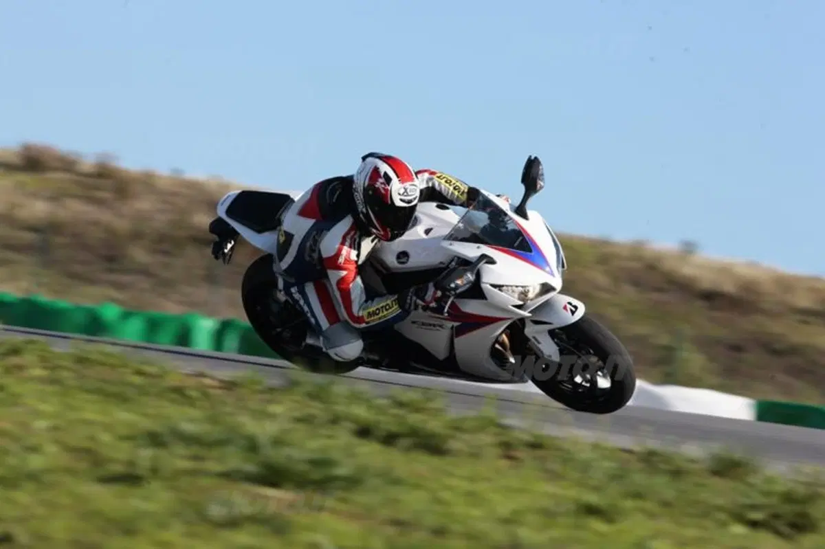 Honda CBR1000RR Fireblade 2012   (14)