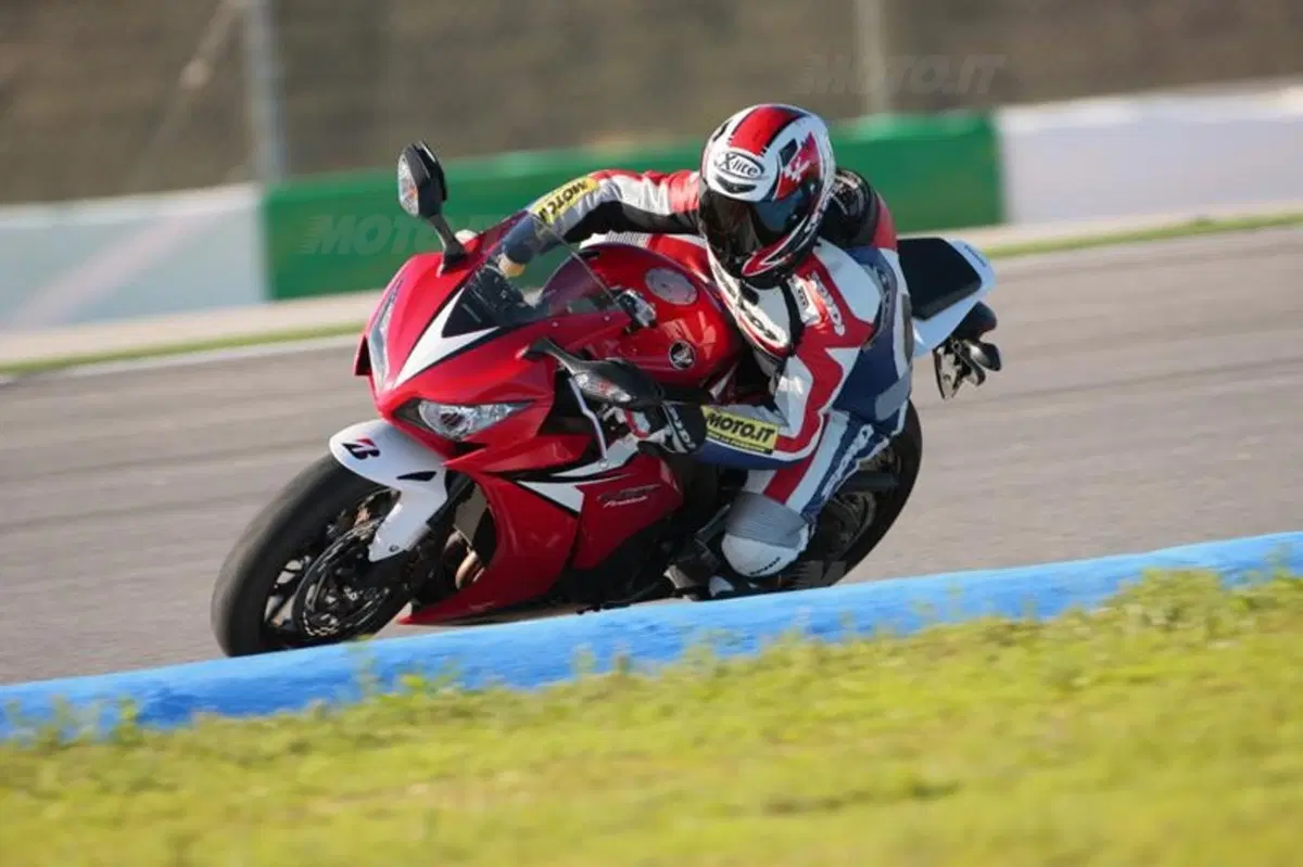 Honda CBR1000RR Fireblade 2012   (15)