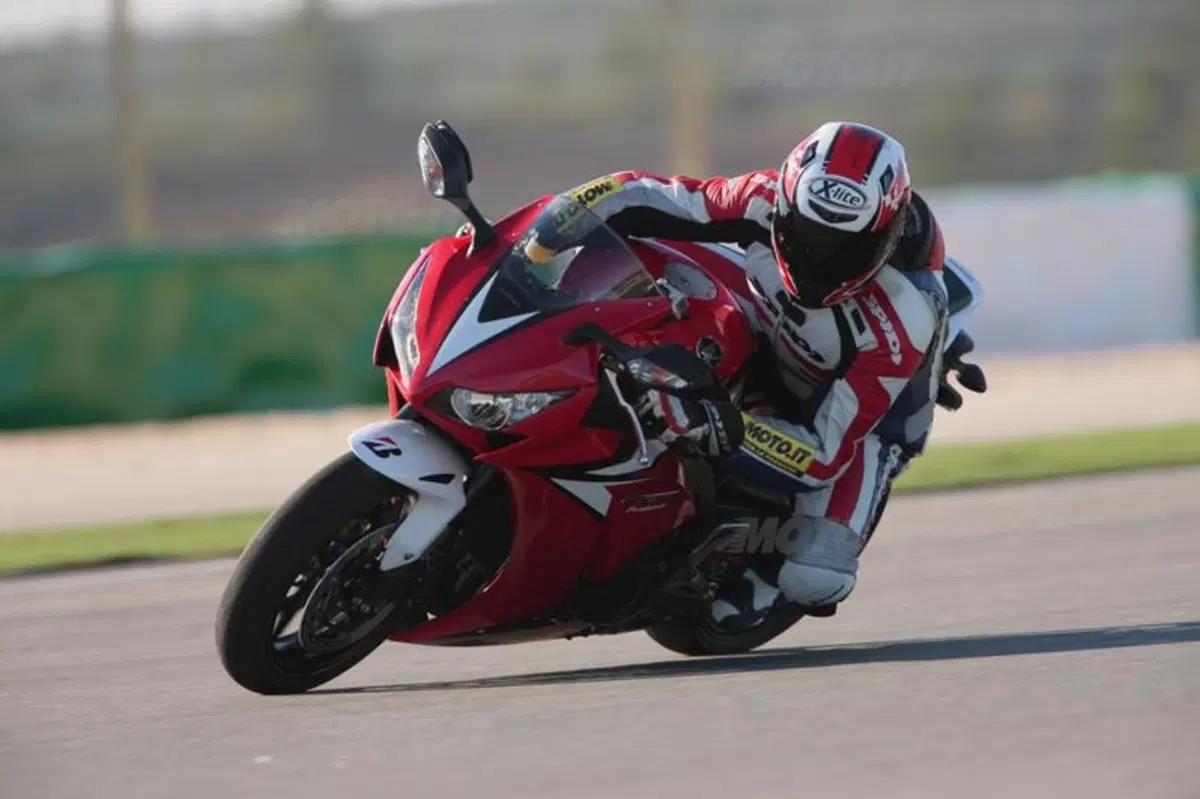 Honda CBR1000RR Fireblade 2012   (16)