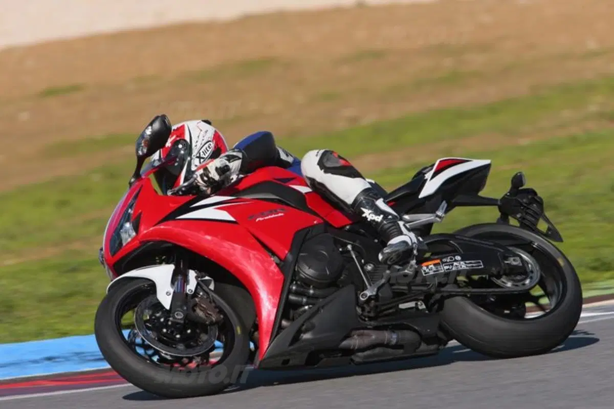 Honda CBR1000RR Fireblade 2012   (17)