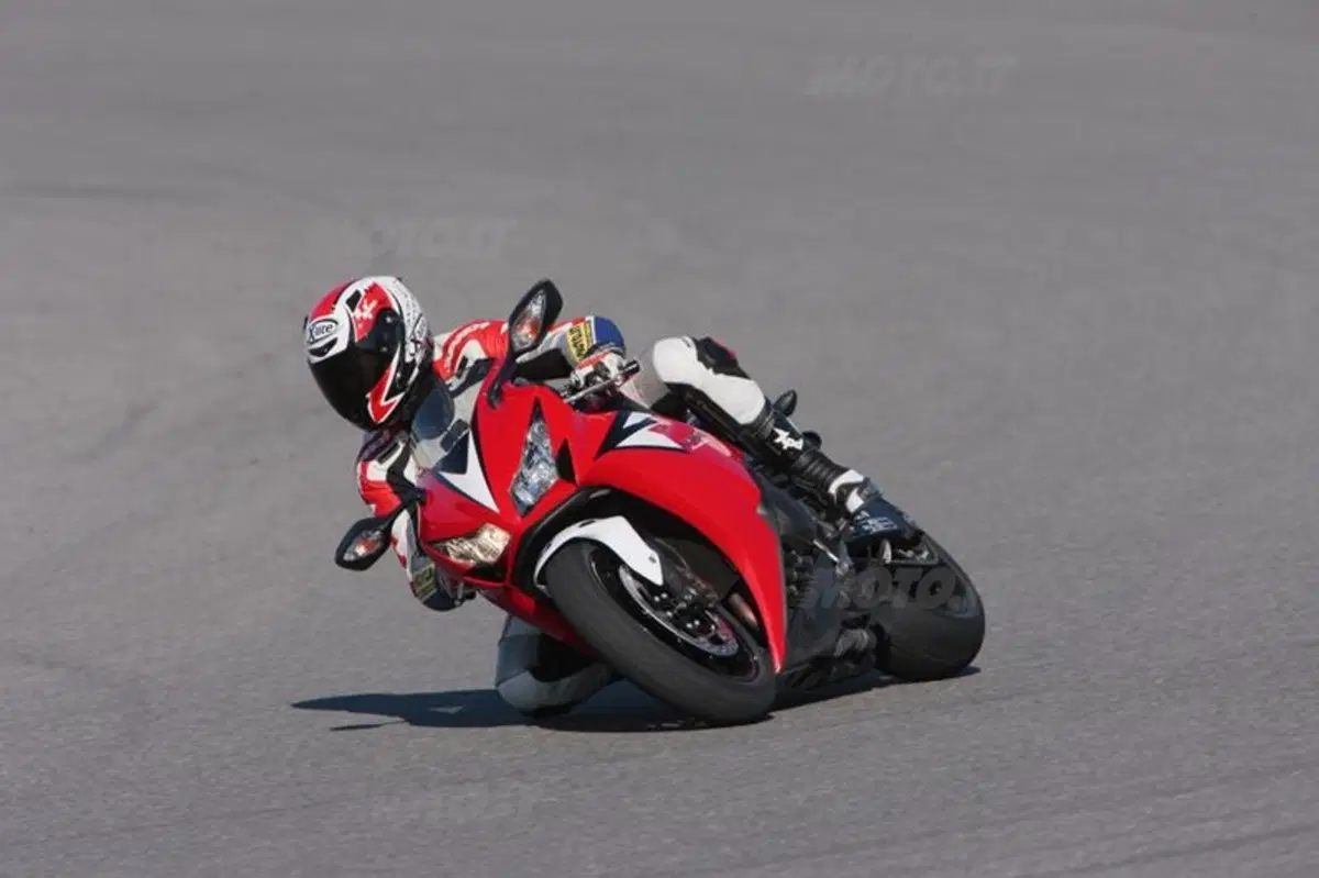 Honda CBR1000RR Fireblade 2012   (18)