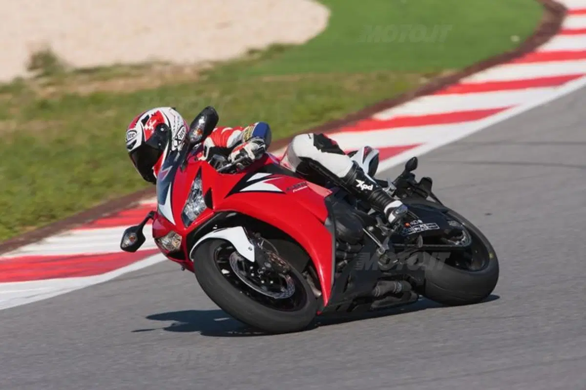 Honda CBR1000RR Fireblade 2012   (19)