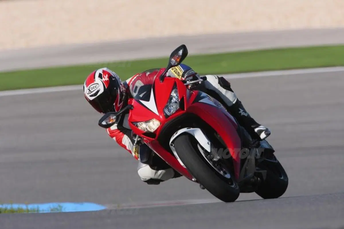 Honda CBR1000RR Fireblade 2012   (20)