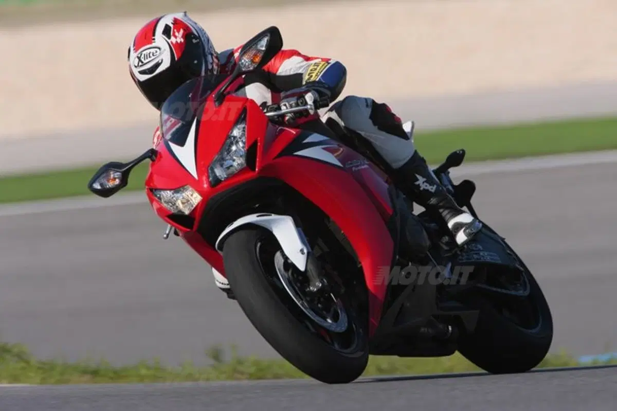 Honda CBR1000RR Fireblade 2012   (21)