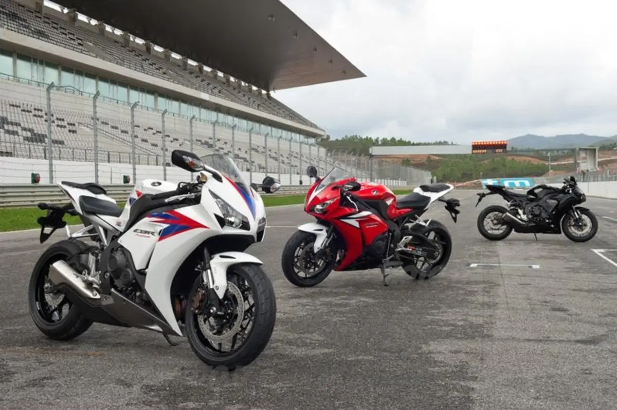 Honda CBR1000RR Fireblade 2012   (22)