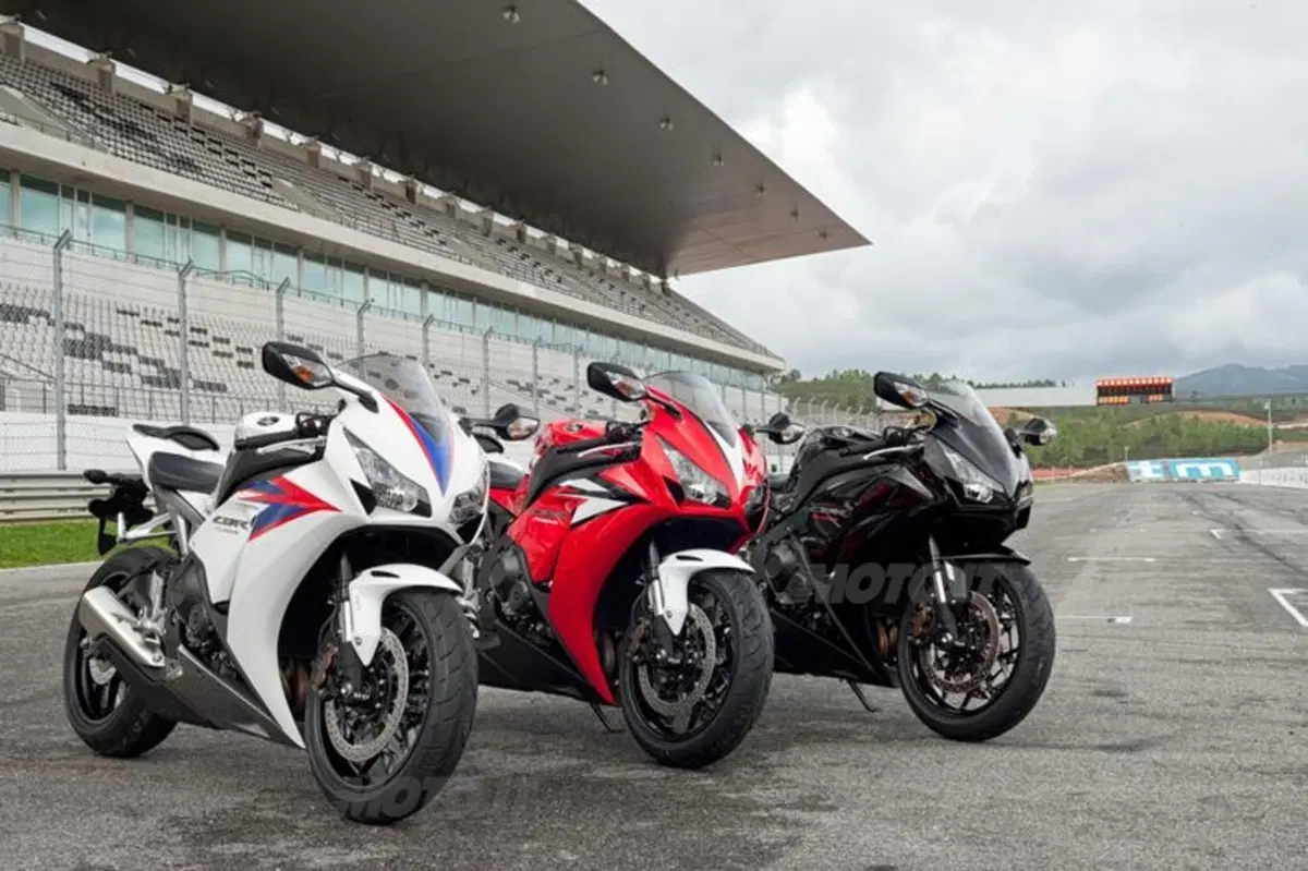 Honda CBR1000RR Fireblade 2012   (23)