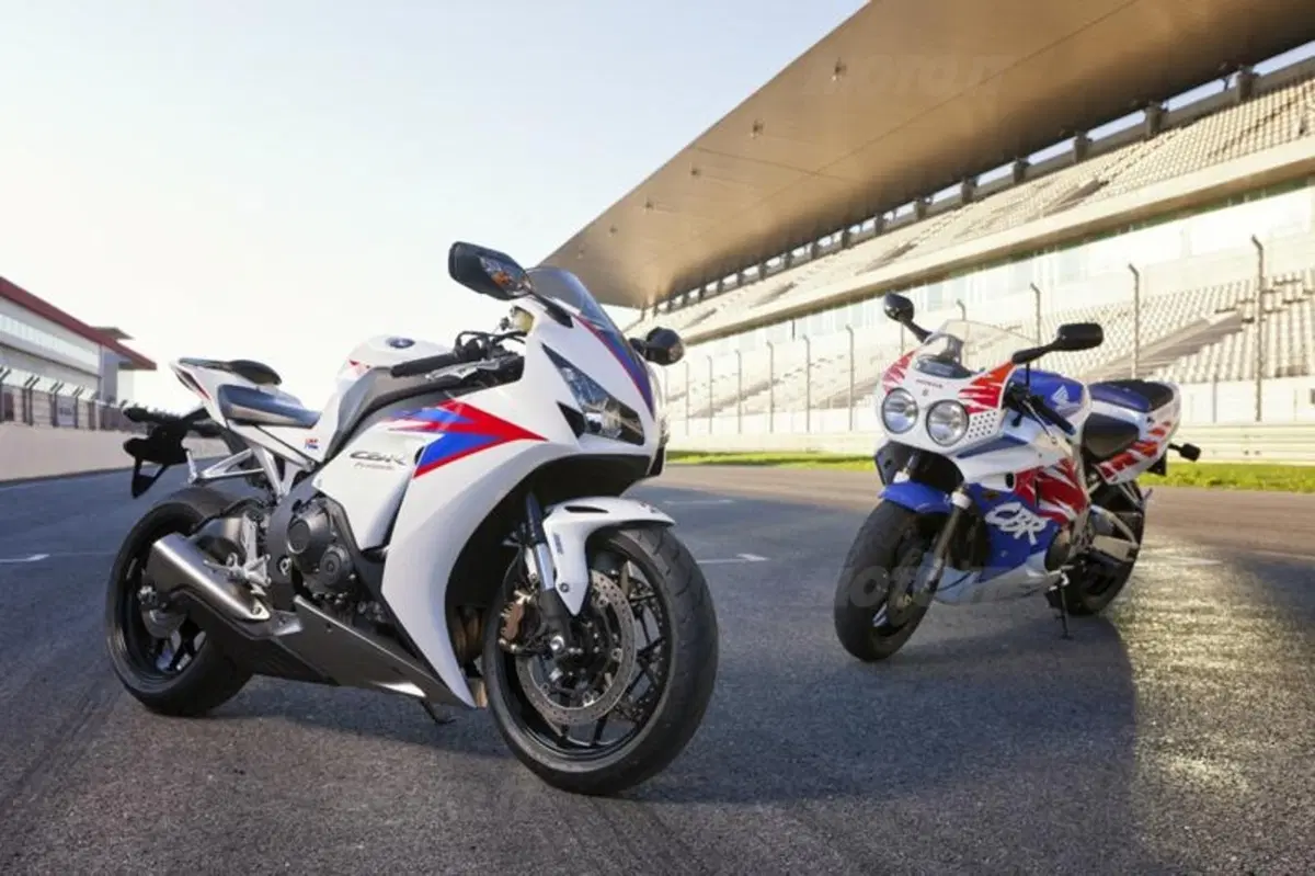 Honda CBR1000RR Fireblade 2012   (24)