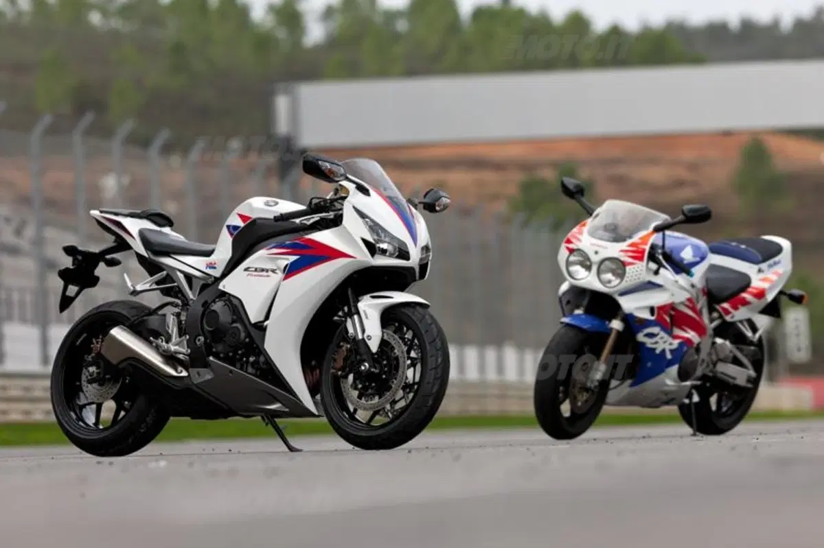 Honda CBR1000RR Fireblade 2012   (25)