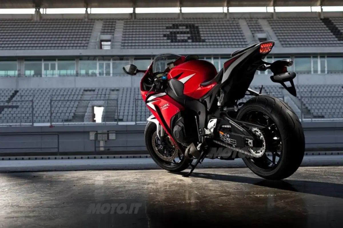 Honda CBR1000RR Fireblade 2012   (27)