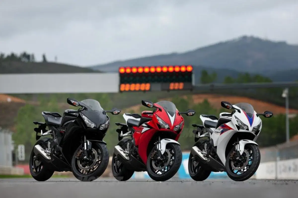 Honda CBR1000RR Fireblade 2012   (28)