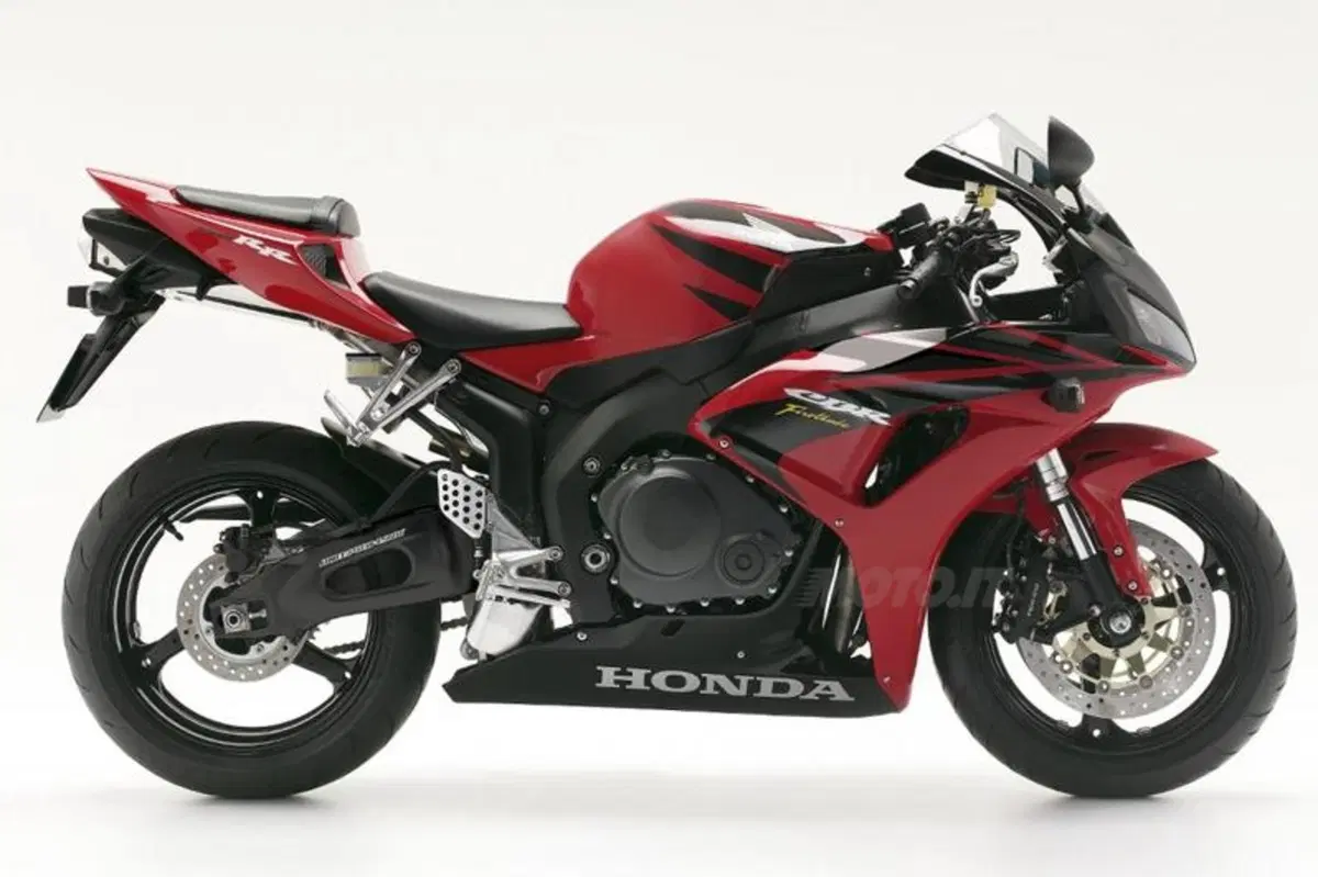 Honda CBR1000RR Fireblade 2012   (48)