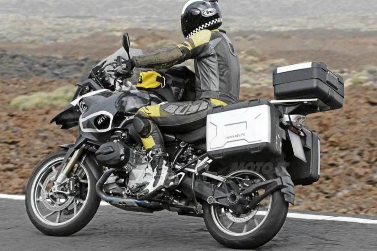 BMW R 1200 GS 2013, nuove foto spia (3)