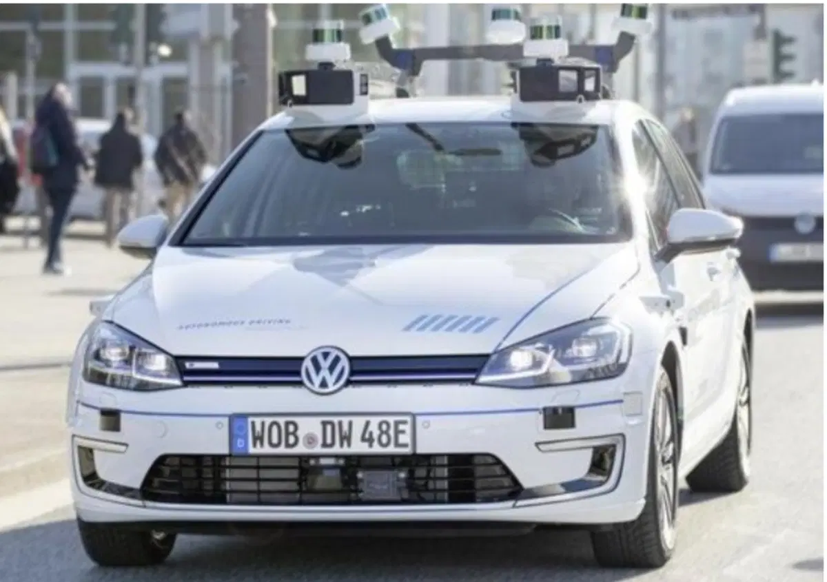 California: l'auto a guida autonoma che impara dai motociclisti
