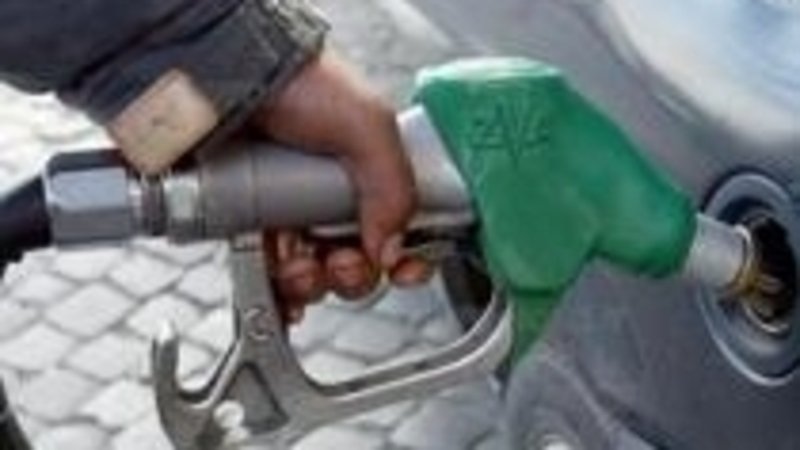 Nuovo record della benzina: sfiorati gli 1,8 euro al litro