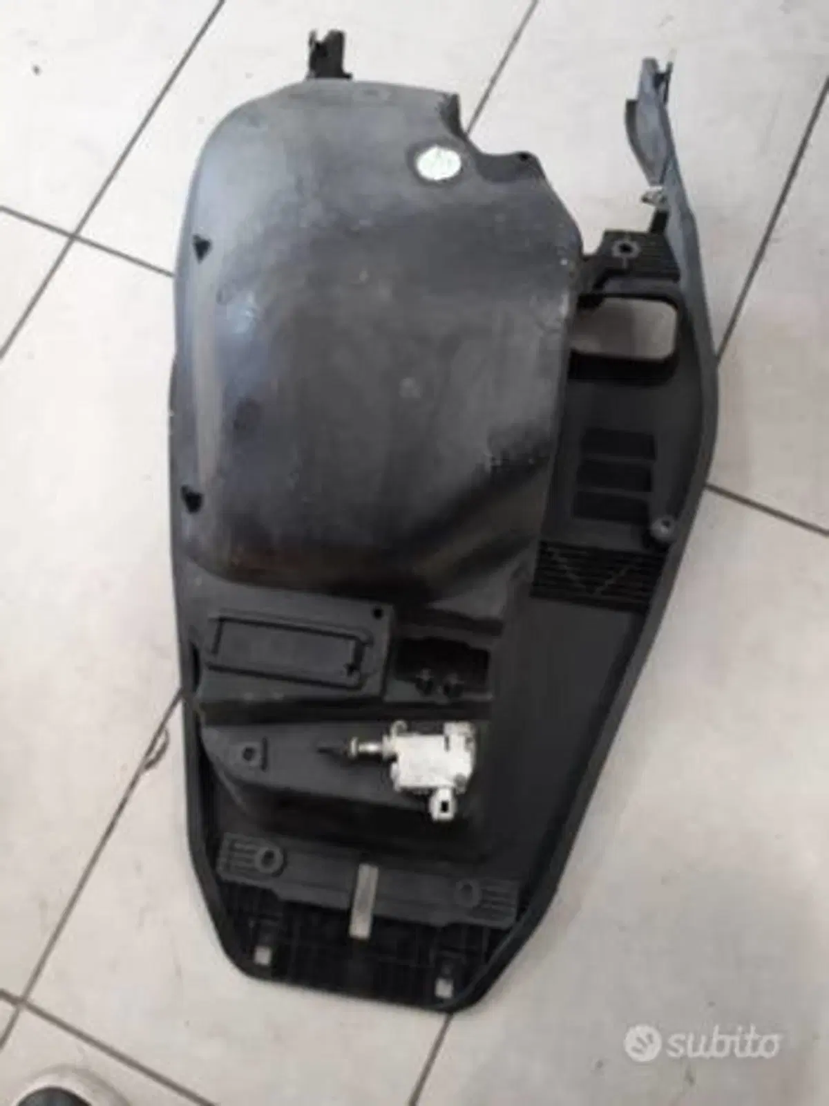 Vano sotto sella Gilera Nexus 500 (2)